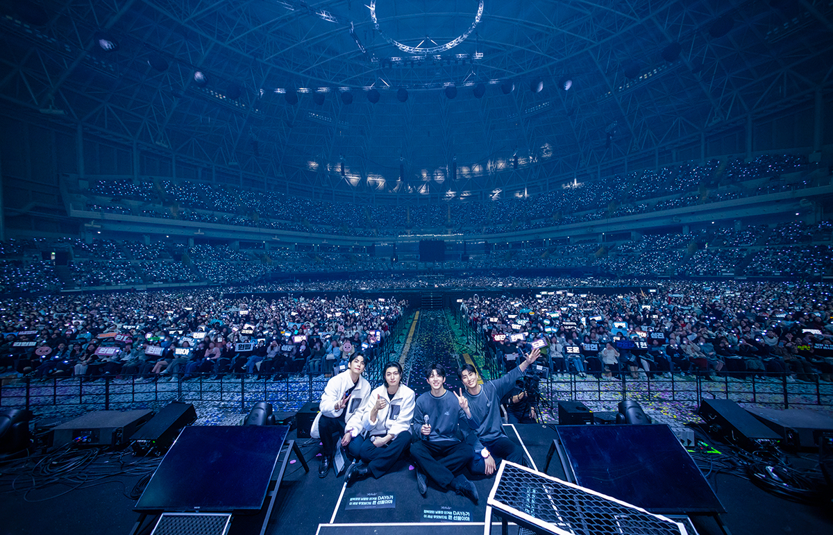 Day6 poses for a photo at its ″The Present″ concert which was held on Dec. 20 and 21 at Gocheok Sky Dome in western Seoul. [JYP ENTERTAINMENT]
