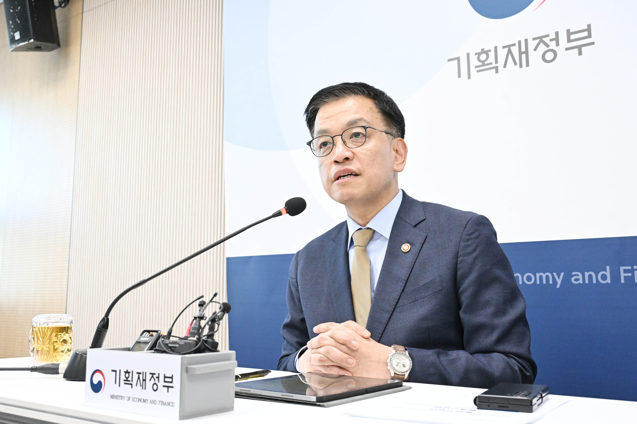 Finance Minister and Deputy Prime Minister Choi Sang-mok speaks during a press conference with local media outlets at the government complex in Sejong on Dec. 23, the first occasion of its kind since President Yoon Suk Yeol's martial law declaration on Dec. 3. [MINISTRY OF ECONOMY AND FINANCE]