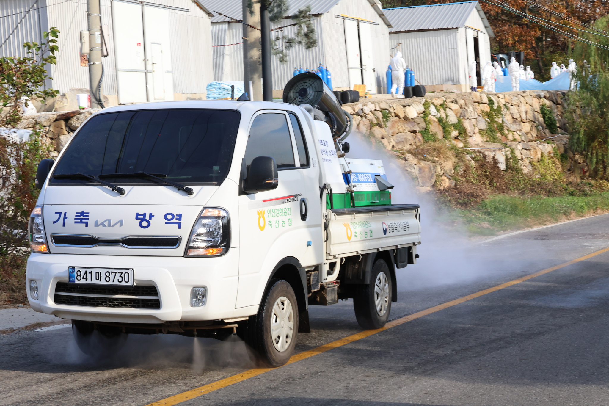 A truck disinfects a neighbourhood in Ganghwa County, Incheon, on Oct. 14, after the avian influenza was detected in a nearby poultry farm. [YONHAP]