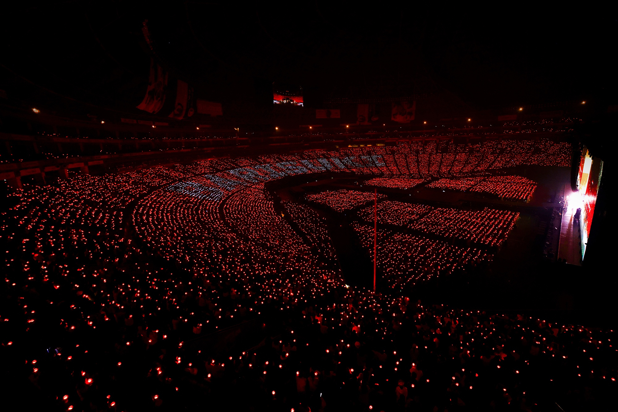 Boy band Seventeen during its Fukuoka PayPay Dome performance, held on Dec. 19, 21 and 22 in Japan as part of its ″Right Here″ world tour. [PLEDIS ENTERTAINMENT]