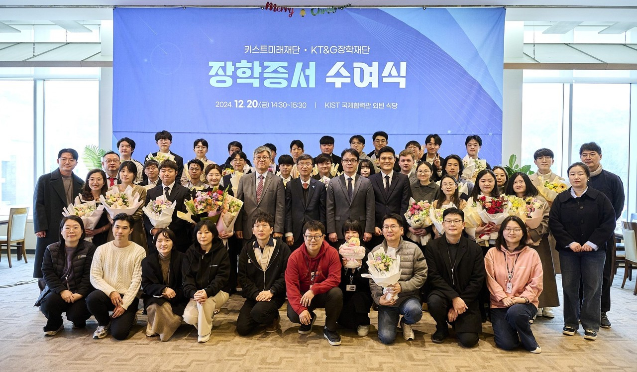 Students receiving scholarships from the KT&G Scholarship Foundation pose for a photo during a scholarship award ceremony on Dec. 20. [KT&G]