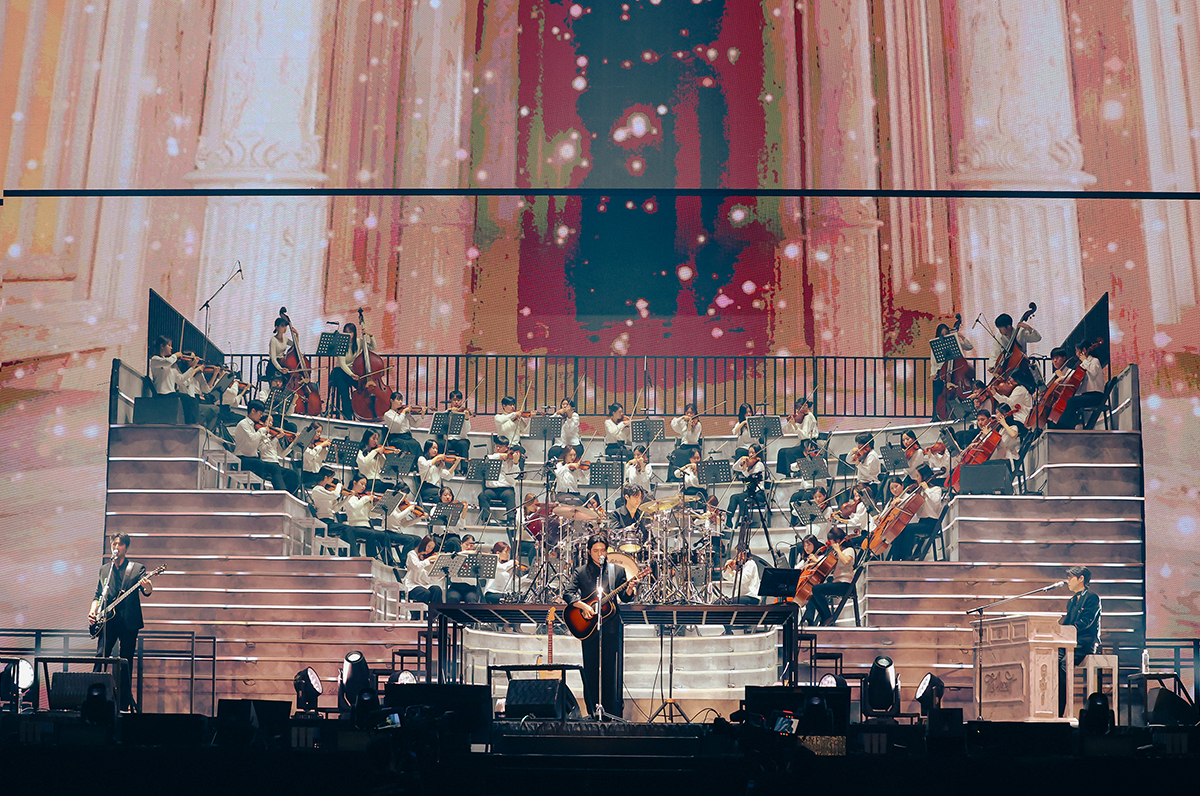 Day6 performs at its ″The Present″ concert which was held on Dec. 20 and 21 at Gocheok Sky Dome in western Seoul. [JYP ENTERTAINMENT]