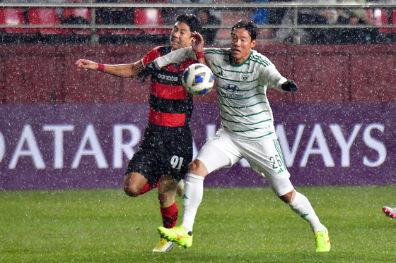 The Pohang Steelers' Heo Yong-jun, left, vies for the ball during the 2023-24 AFC Champions League round of 16 match against Jeonbuk Hyundai Motors at Pohang Steelyard in Pohang, North Gyeongsang on Feb. 20. [NEWS1] 