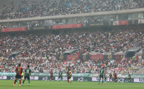 FC Seoul, in red, play against Jeonbuk Hyundai Motors during a K League 1 match at Seoul World Cup Stadium in western Seoul on May 5, 2023. [YONHAP] 