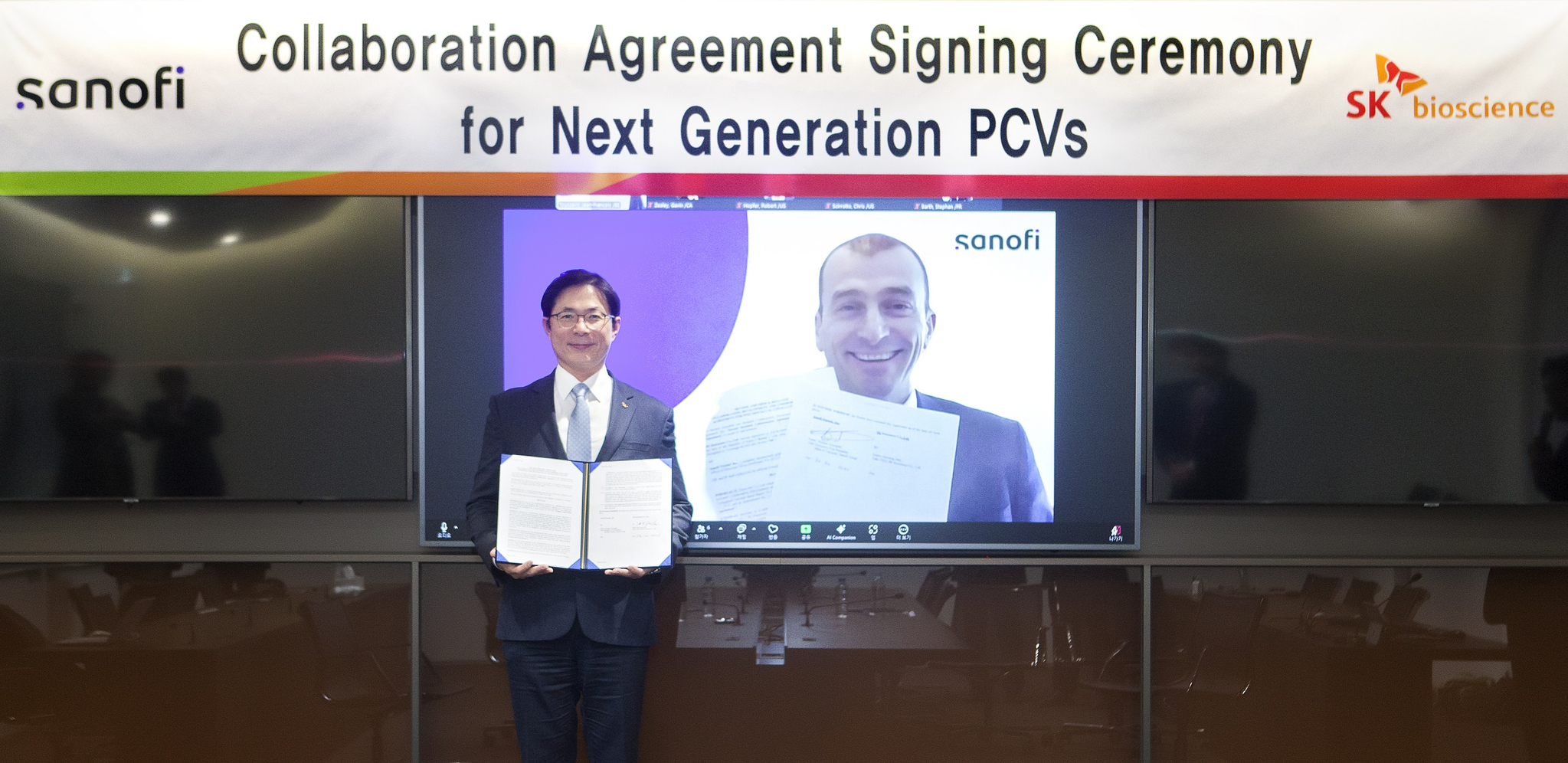 SK Bioscience CEO Ahn Jae-yong, left, and Sanofi's Jean-Francois Toussant, global head of vaccine research and development, pose for the photo after a signing ceremony. [SK BIOSCIENCE]