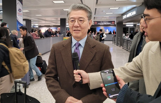 Vice Foreign Minister Kim Hong-kyun talks to reporters at the at an airport near Washington D.C. on Dec. 22. [YONHAP]