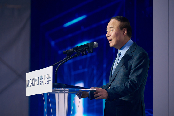 Samsung Electronics Vice Chairman Jun Young-hyun makes a celebratory speech at the Giheung campus in Gyeonggi on Nov. 18. [SAMSUNG ELECTRONICS]