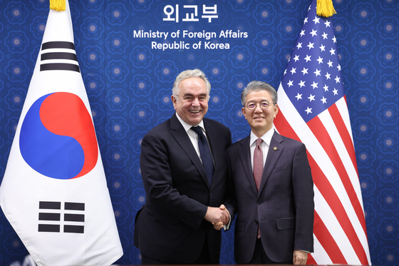 Korea's Vice Foreign Minister Kim Hong-kyun, right, shakes hands with U.S. Deputy Secretary of State Kurt Campbell prior to their talks at the foreign ministry in Seoul in October. [YONHAP]