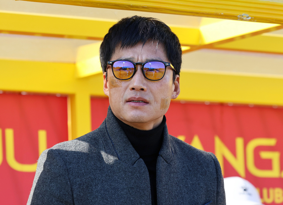 Gwangju FC manager Lee Jung-hyo looks on during a K League 1 match against Jeonbuk Hyundai Motors at Gwangju Football Stadium in Gwangju on Nov. 24. [YONHAP] 