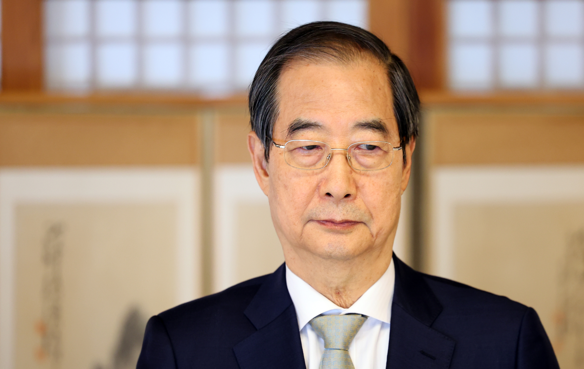 Acting President Han Duck-soo attends a luncheon at his official residence in Jongno District, central Seoul, on Dec. 24. [JOINT PRESS CORPS]
