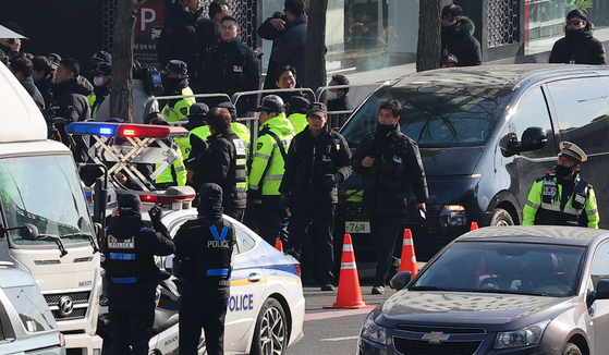 Police stand guard around the presidential residence in Yongsan District, central Seoul, on Dec. 25. [YONHAP] 