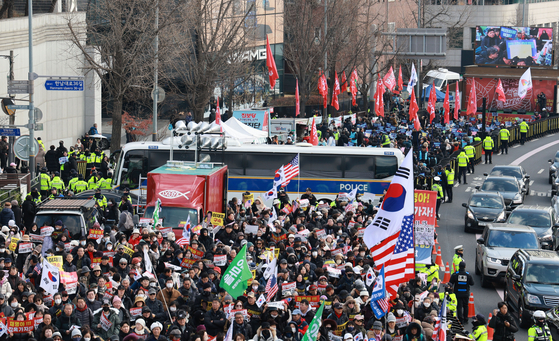 Police stand guard as protesters, both for and against President Yoon Suk Yeol, rally in front of the presidential residence in Yongsan District, central Seoul, on Dec. 25. [YONHAP]
