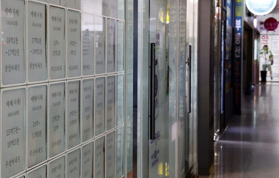 Advertisement at a real estate agency in Seoul shows rental and sale prices for apartments on Oct. 20. [YONHAP]