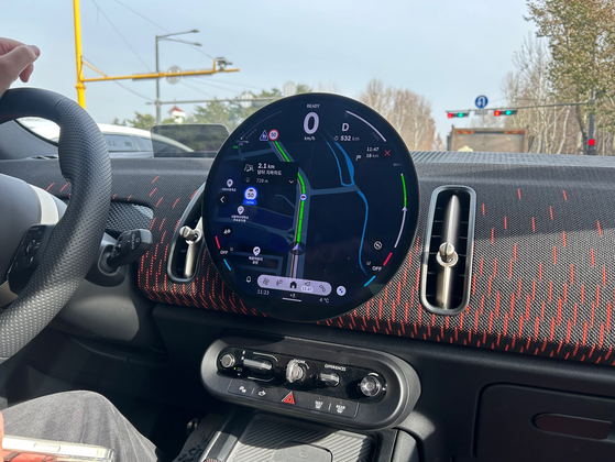 A 9.4-inch (23.8-centimeter) round OLED display, which was codeveloped by Samsung Display and BMW exclusively for MINI cars. [SARAH CHEA] 