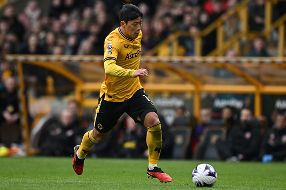 Wolverhampton Wanderers forward Hwang Hee-chan runs with the ball during a Premier League match against Sheffield United at Molineux stadium in Wolverhampton, England, on Feb. 25. [AFP/YONHAP] 