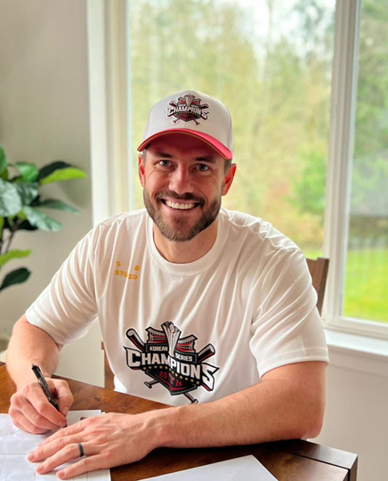 Patrick Wisdom signs his contract with the Kia Tigers in a photo shared on the club's official X account on Dec. 26. [SCREEN CAPTURE]