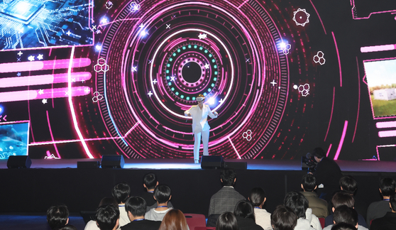 A virtual reality performance takes place at "Uni-week" at Bexco in Busan on Dec. 26. [YONHAP]