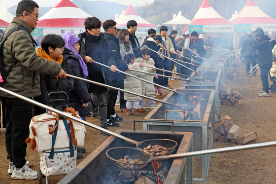 People enjoy Imsil County's Santa Festival at the Imsil Cheese Theme Park on Dec. 25. [IMSIL COUNTY]