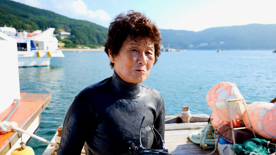 Lee Bok-soon, a woman diver who has been practicing diving and collecting seafood for over 53 years in Geoje, South Gyeongsang [JOONGANG ILBO]