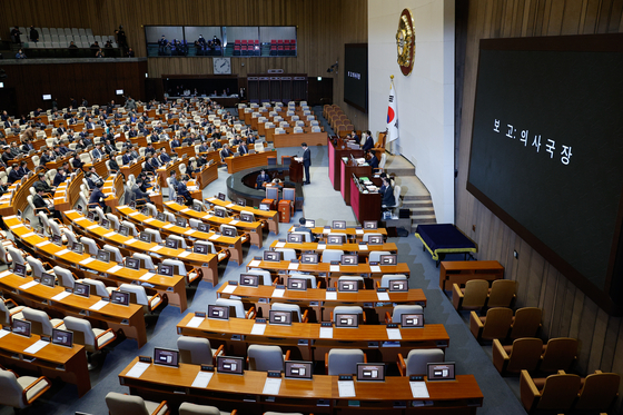 The impeachment motion against acting President Han Duck-soo is submitted to the National Assembly in Yeouido, western Seoul, on Dec. 26. [NEWS1] 