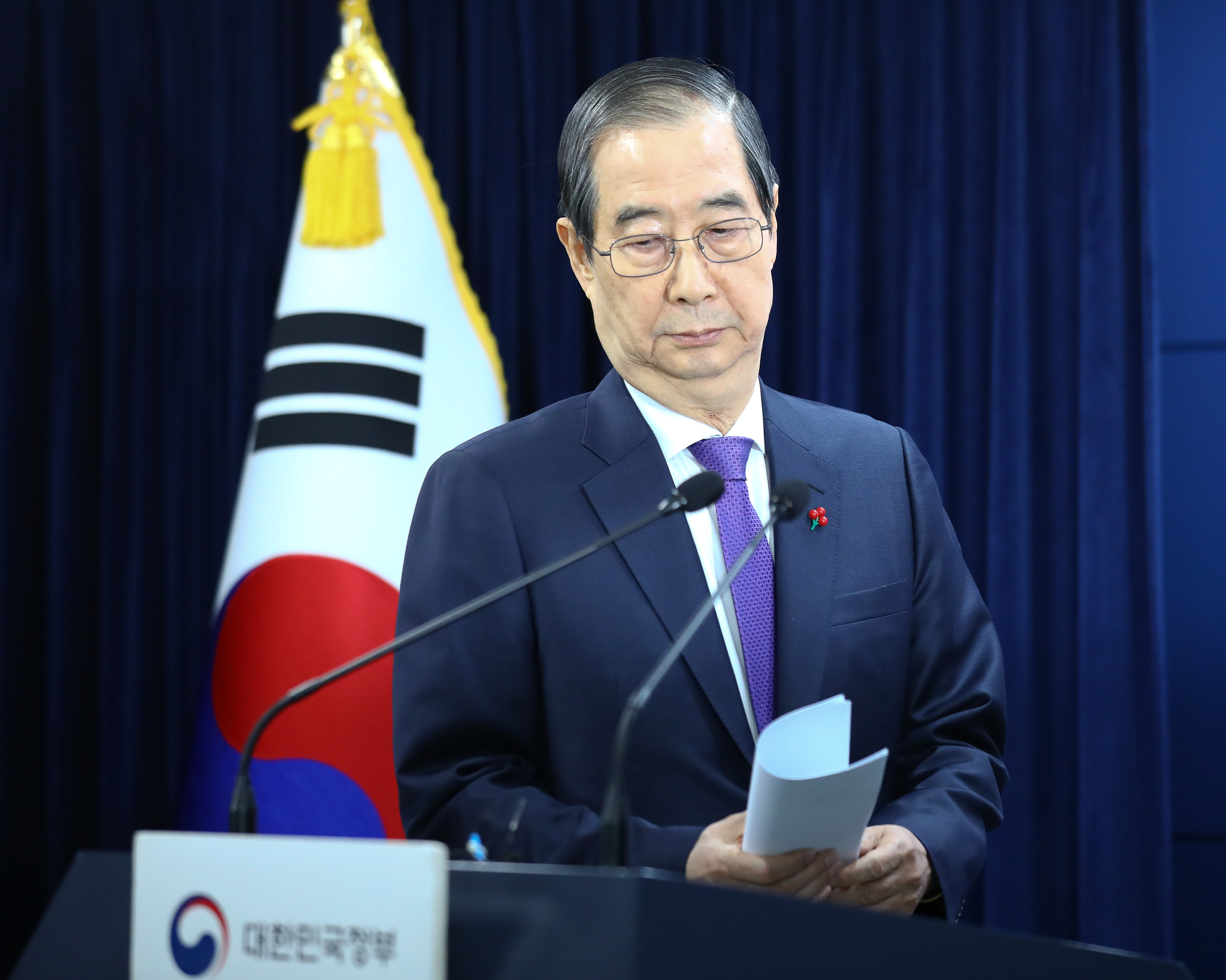 Acting President Han Duck-soo arrives at the government complex in Jongno District, central Seoul, on Dec. 26. [JOINT PRESS CORPS]