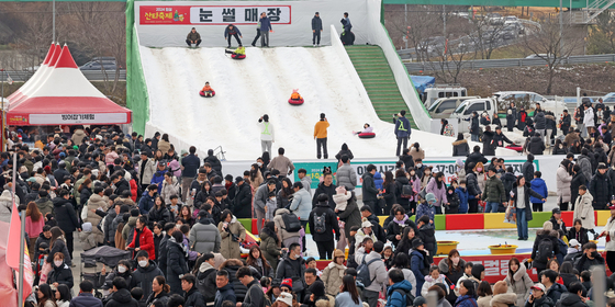 People enjoy Imsil County's Santa Festival at the Imsil Cheese Theme Park on Dec. 25. [IMSIL COUNTY]