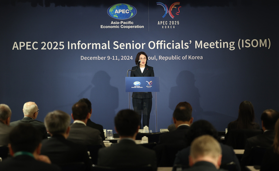 Vice Minister of Foreign Affairs Kang In-sun delivers an opening speech at the Asia-Pacific Economic Cooperation (APEC) 2025 Informal Senior Officials' Meeting (ISOM) Symposium held in Seoul on the Dec. 9. [YONHAP]