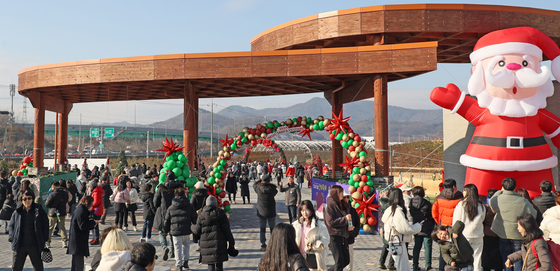 People enjoy Imsil County's Santa Festival at the Imsil Cheese Theme Park on Dec. 25. [IMSIL COUNTY]