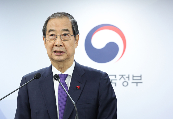 Acting President Han Duck-soo delivers a public address at the government complex in Jongno District, central Seoul, on Dec. 26. [JOINT PRESS CORPS] 한덕수 대통령 권한대행 국무총리가 26일 서울 종로구 정부서울청사 브리핑룸에서 대국민담화를 하고 있다. /2024.12.26 대통령실사진기자단 세계일보 남정탁