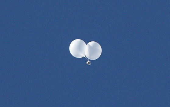 Balloons carrying trash fly above the Jonno District of Seoul after being launched by North Korea. [NEWS1] 
