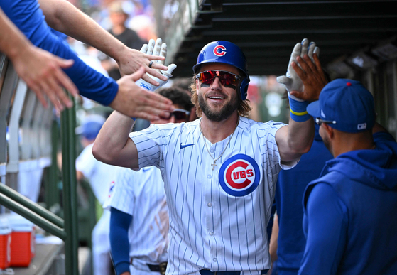 Patrick Wisdom of the Chicago Cubs is congratulated by assistant hitting coach Juan Cabreja following a home run during the seventh inning of a game against the Washington Nationals at Wrigley Field on Sept. 21 in Chicago, Illinois. [AFP/YONHAP]