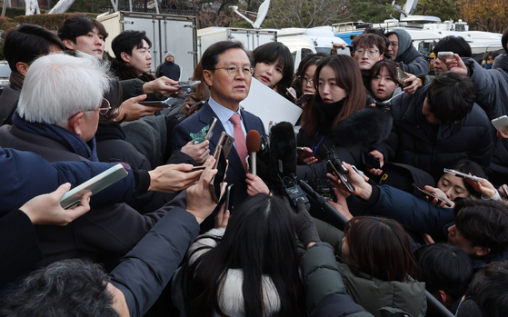 Lawyer Yoon Gap-geun answers questions from the press in front of the Constitutional Court in Jongno District, central Seoul, on Dec. 27. [NEWS1]