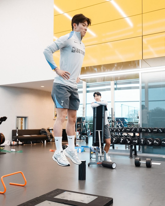 Korean midfielder Yang Min-hyeok trains at Tottenham Hotspur Training Ground in London in a photo shared on Spurs' official Instagram account on Dec. 20. [SCREEN CAPTURE]