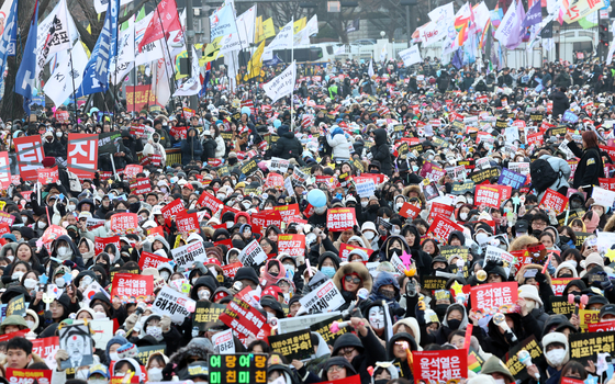 Anti-Yoon Suk Yeol protesters rally at Gwanghwamun, Jongno District, central Seoul on Dec. 21. [NEWS1]