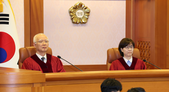 Justices Cheong Hyung-sik, left, and Lee Mi-son leads the preparatory hearing for President Yoon Suk Yeol's impeachment trial at the Constitutional Court in Jongno District, central Seoul, on Dec. 27. [NEWS1]