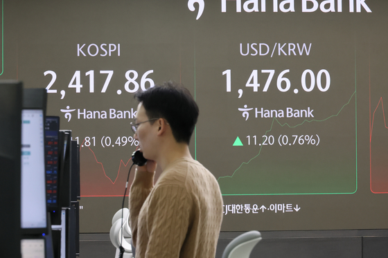 A screen in Hana Bank's trading room in central Seoul shows the won-dollar exchange rate trading above the 1,470 per dollar mark on Friday. [YONHAP]