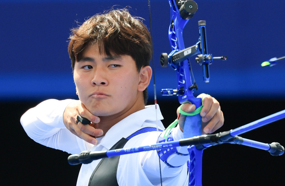 Korea's Kim Je-deok competes against Brady Ellison of the United States in the men's individual archery quarterfinals at the Invalides in Paris at the Paris Olympics on Aug. 4. [NEWS1]
