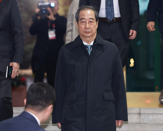 Prime Minister Han Duck-soo leaves the government complex in Jongno District, central Seoul, on Dec. 27 after the National Assembly passed an impeachment motion against him. [YONHAP]