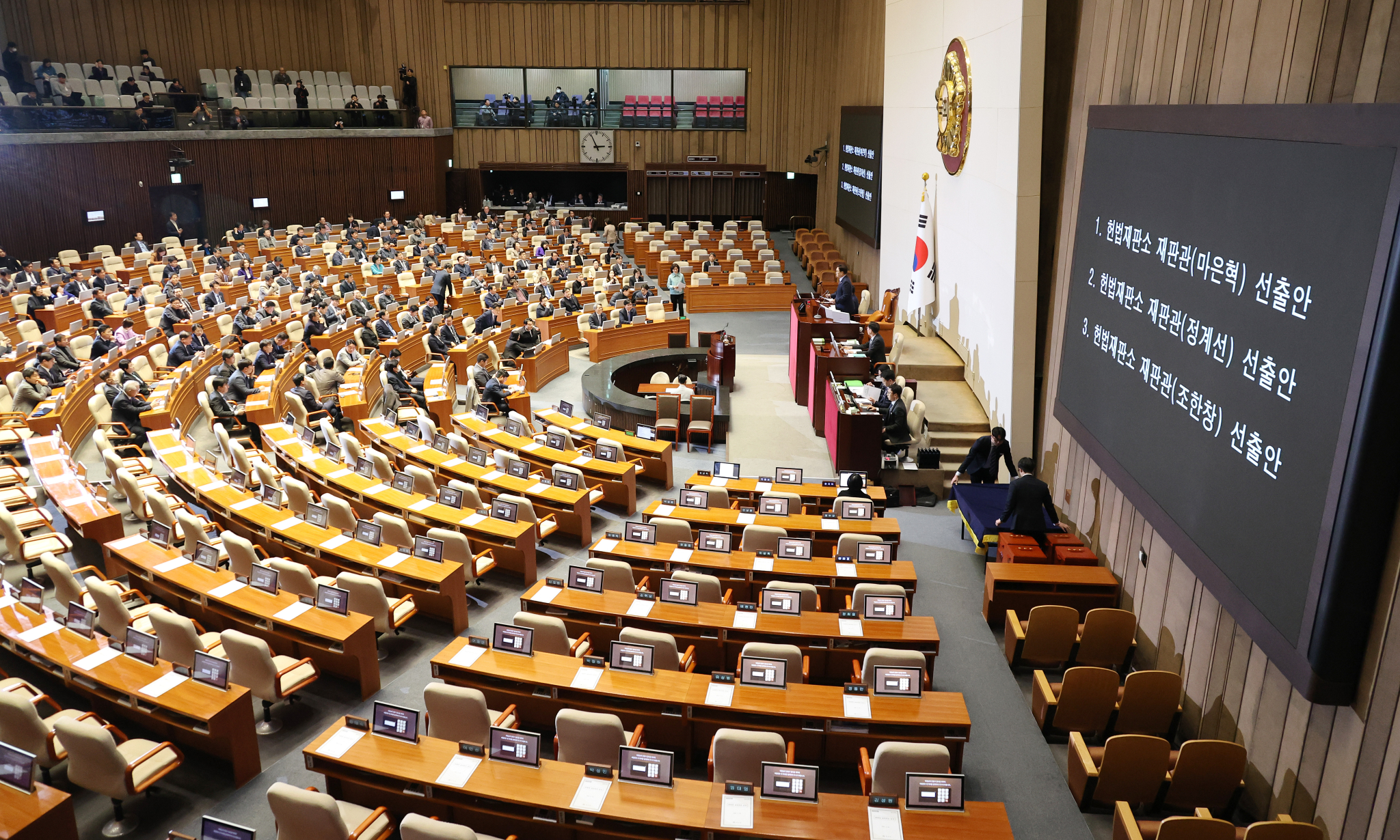 The nominations of Constitutional Court nominees Ma Eun-hyeok, Jeong Gye-son and Jo Han-chang are approved without lawmakers from the People Power Party at the National Assembly in Yeouido, western Seoul, on Dec. 26. [YONHAP]