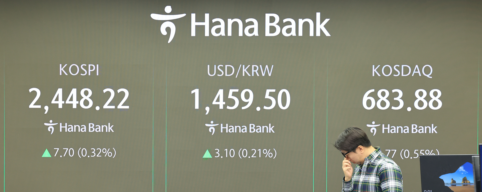 A screen in Hana Bank's trading room in central Seoul shows the Kospi opening on Thursday. [YONHAP]
