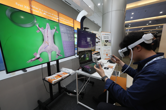 A visitor experiences a metaverse-based training platform at the 2024 Cyber Summit Korea held in Coex, southern Seoul, on Sept. 11. [YONHAP]