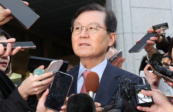 Lawyer Yoon Gap-geun answers questions from the press in front of the Constitutional Court in Jongno District, central Seoul, on Dec. 27. [NEWS1]