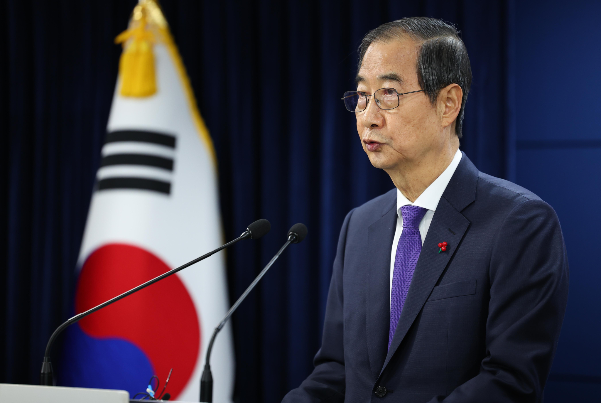 Acting President Han Duck-soo delivers a public address at the government complex in Jongno District, central Seoul, on Dec. 26. [JOINT PRESS CORPS]