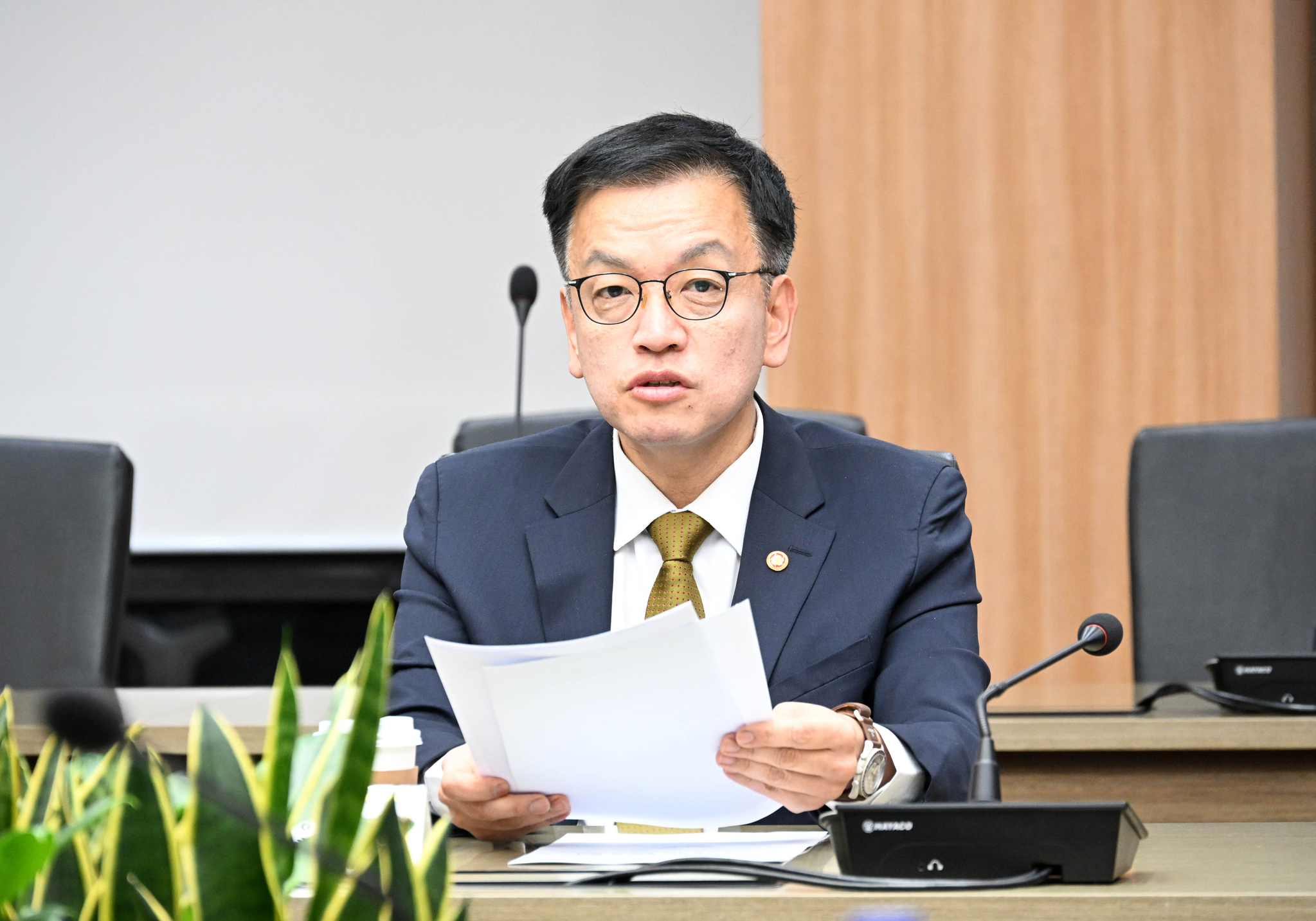Finance Minister Choi Sang-mok speaks during an emergency meeting with Bank of Korea Gov. Rhee Chang-yong and other top financial officials in Seoul on Dec. 27. [MINISTRY OF FINANCE]