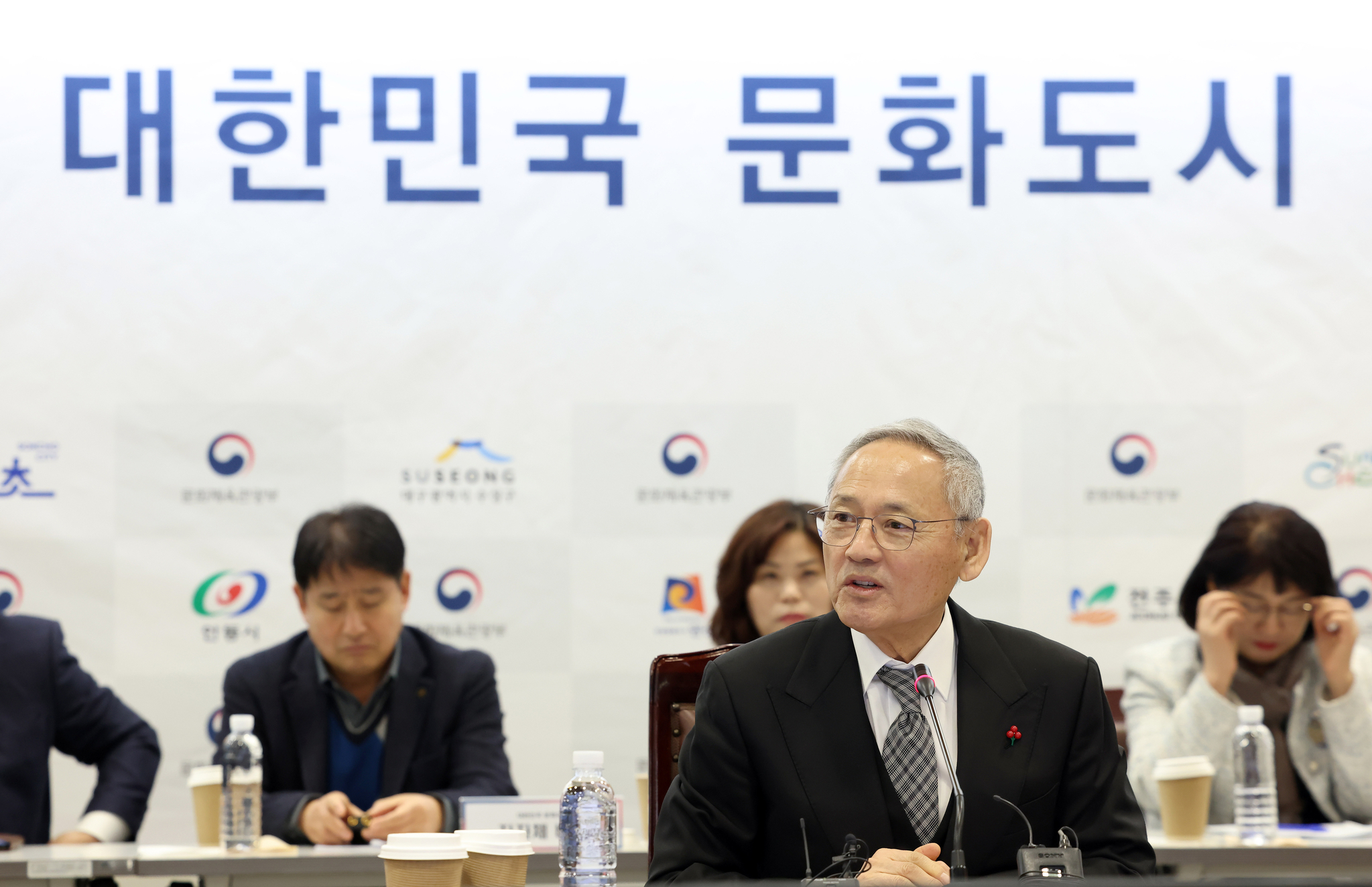 Culture Minister Yu In-chon announces the ministry's “Korea Culture City” project. on Dec. 26 at the National Museum of Korea in central Seoul. [MINISTRY OF CULTURE, SPORTS AND TOURISM] 