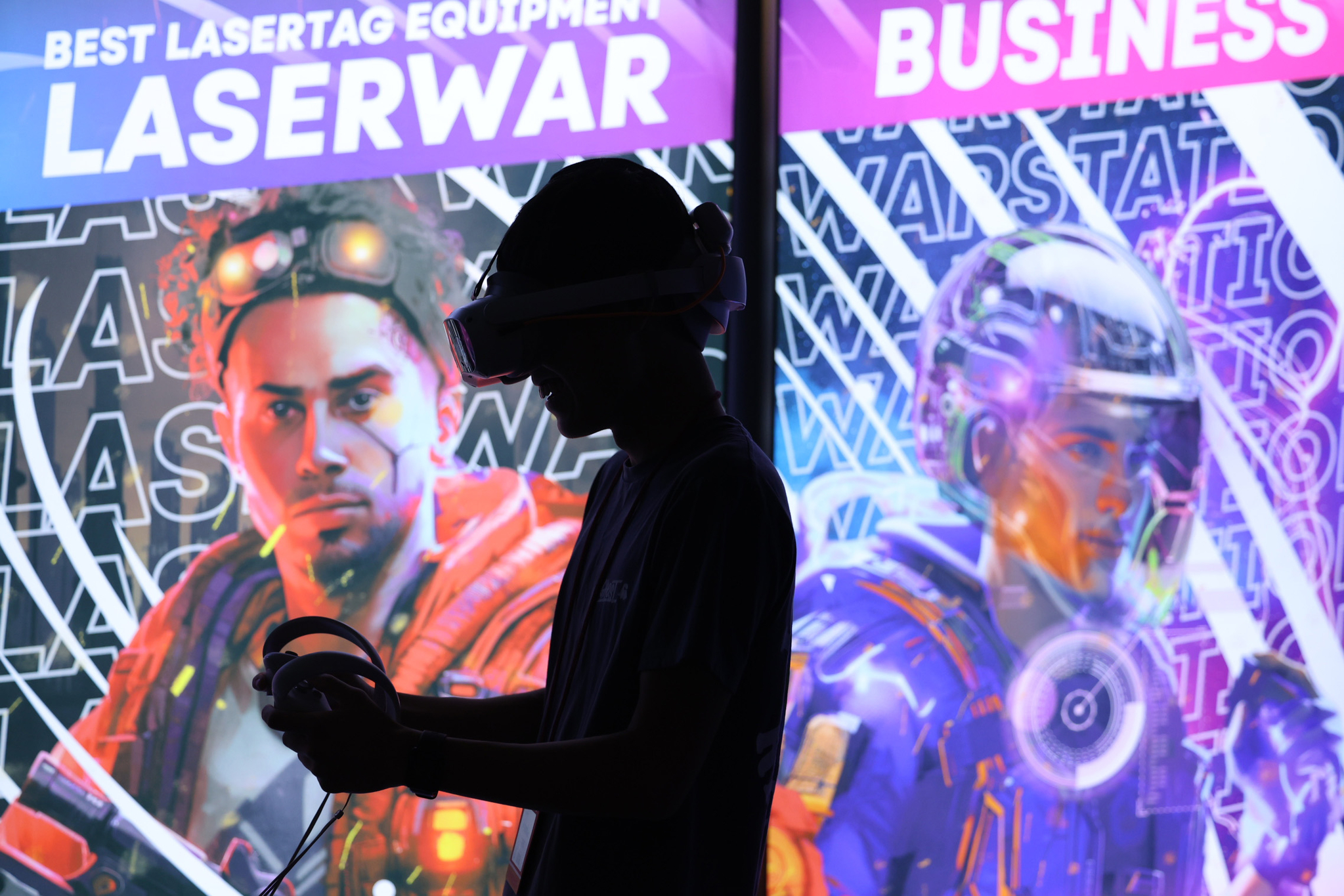 A visitor tries  their hand at a virtual reality device at the Metaverse Expo 2024 held at Coex, southern Seoul, on June 26. [NEWS1]