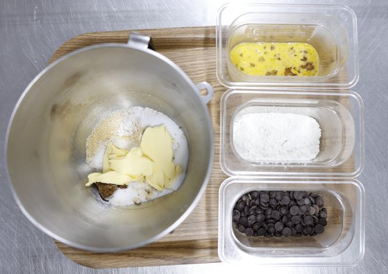 Ingredients for chewy chocolate chip cookies [YEOM HYE-MIN]