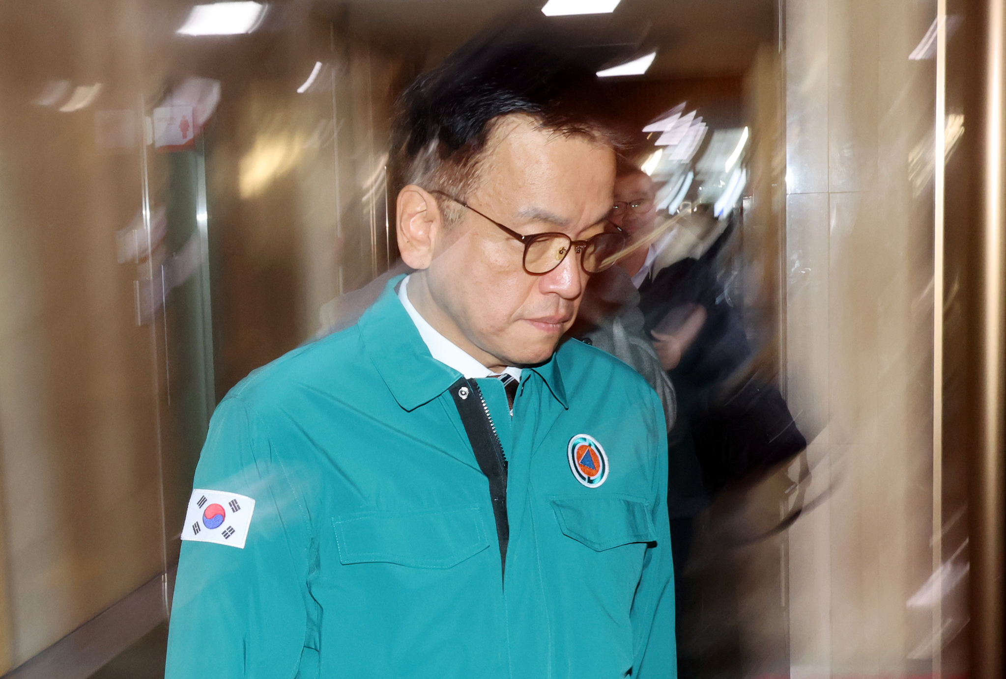 Acting President Choi Sang-mok leaves the government complex in Jongno District, central Seoul, on his way to the site of the plane crash in Muan, South Jeolla, on Sunday morning. [YONHAP]