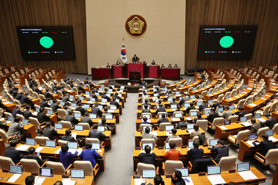 The National Assembly on Friday passed a bill to double the maximum amount of savings deposited in banks protected by the government. [YONHAP]