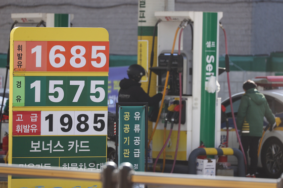 Gas prices are posted at a station in downtown Seoul on Dec. 29. [YONHAP]